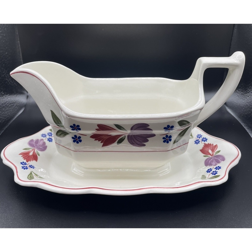 Vintage‎ England Adams Gravy Boat w/attached Saucer-Tray. Excellent Condition.